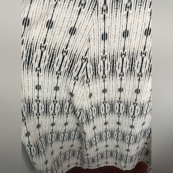 CARMEN MARC VALVO Black and Cream Patterned Dress. - Picture 7 of 9